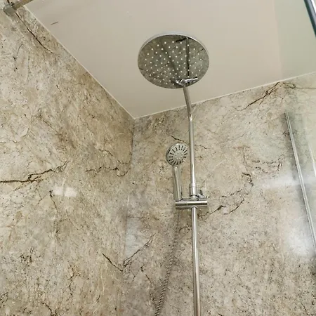 Above & Beyond דירה