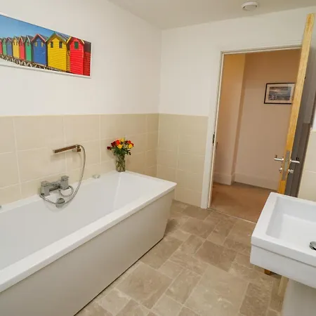 Above & Beyond דירה *