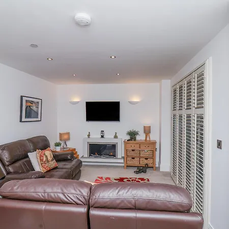 Above & Beyond Apartment *