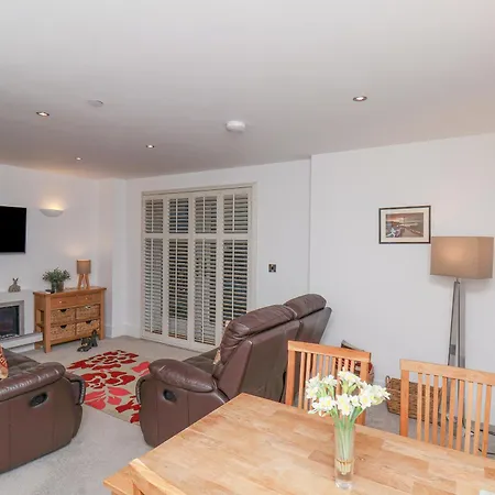 Above & Beyond Apartment *